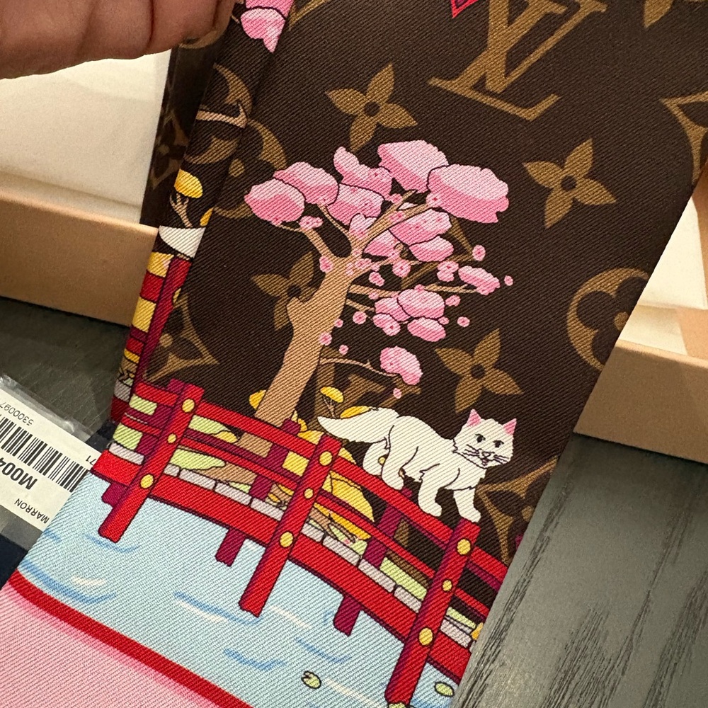 Louis Vuitton Japan Xmas Bandeau Vivienne Holiday 2021 Silk Scarf - Picture 5 of 9